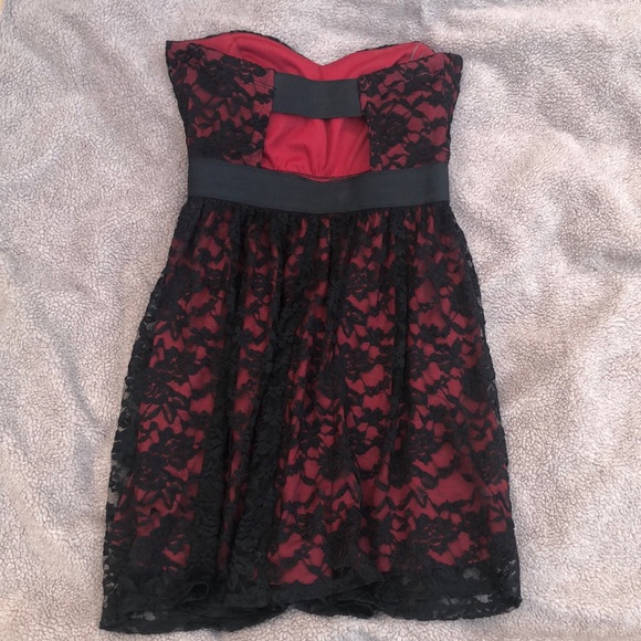 Red dress with black lace - Picture 2 of 3